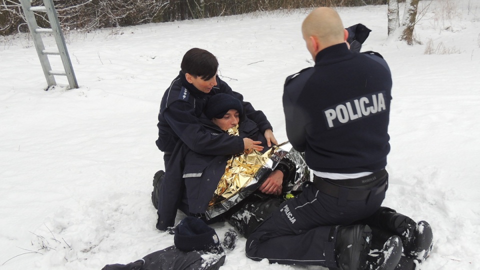 Policjanci i strażacy kręcili filmy instruktażowe na stawie w bydgoskim Myślęcinku. Fot. Tatiana Adonis