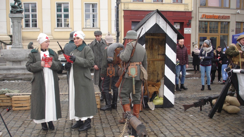 Na Starym Rynku pojawiły się też grupy rekonstrukcyjne. Fot. Kamila Zroślak