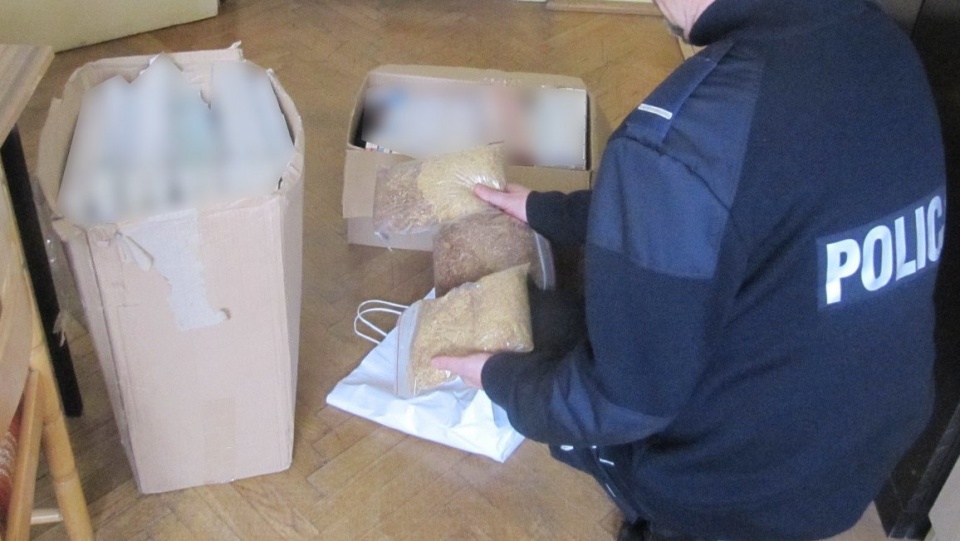 Włocławscy policjanci zabezpieczyli ponad 1000 paczek papierosów i kilka paczek tytoniu bez znaków skarbowych akcyzy. Fot. Policja