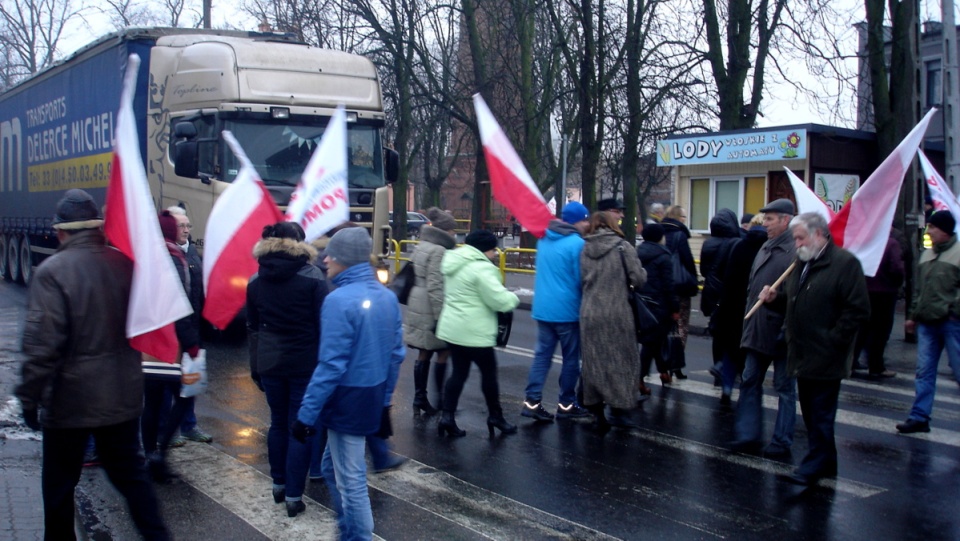 Manifestując na przejściach dla pieszych, mieszkańcy Strzelna domagali się budowy obwodnicy. Fot. Kamila Zroślal