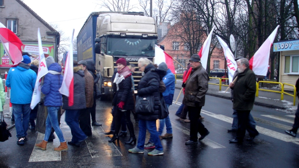 Manifestując na przejściach dla pieszych, mieszkańcy Strzelna domagali się budowy obwodnicy. Fot. Kamila Zroślal