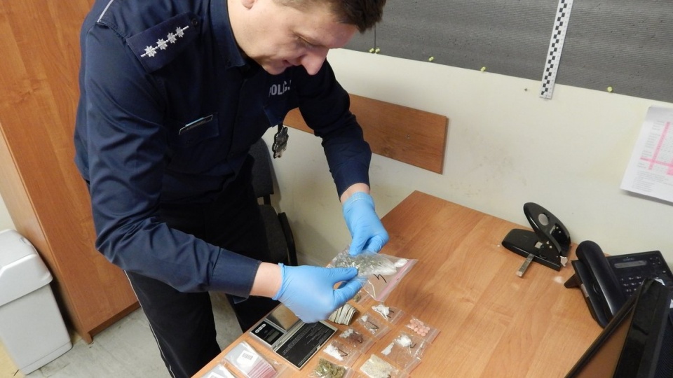 Policjanci z wydziału kryminalnego ustalili, że jeden z mieszkańców gminy Piotrków Kujawski może posiadać narkotyki. Fot. Policja