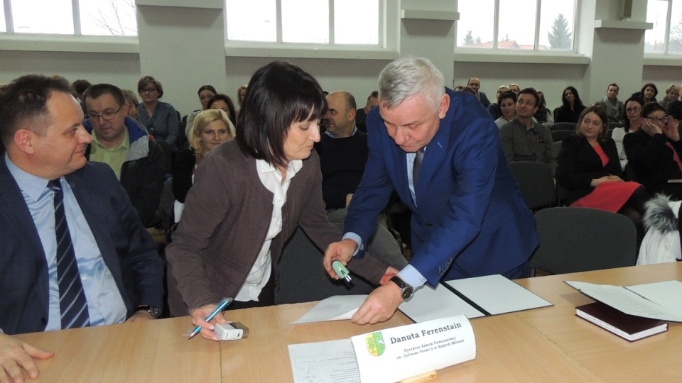 Danuta Ferenstein, dyrektor Szkoły Postawowej i Zdzisław Napora, dyrektor Gimnazjum Publicznego w Białych Błotach podpisują umowę. Fot. Tatiana Adonis