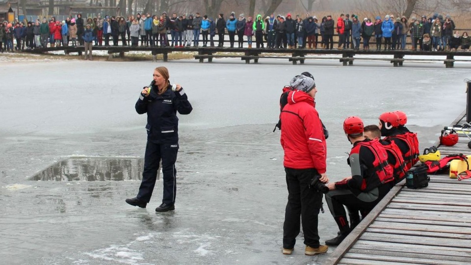 Nad skępskim jeziorem odbyło się pierwsze z cyklu spotkań profilaktycznych zorganizowanych przez WOPR w Lipnie. Fot. KPP w Lipnie