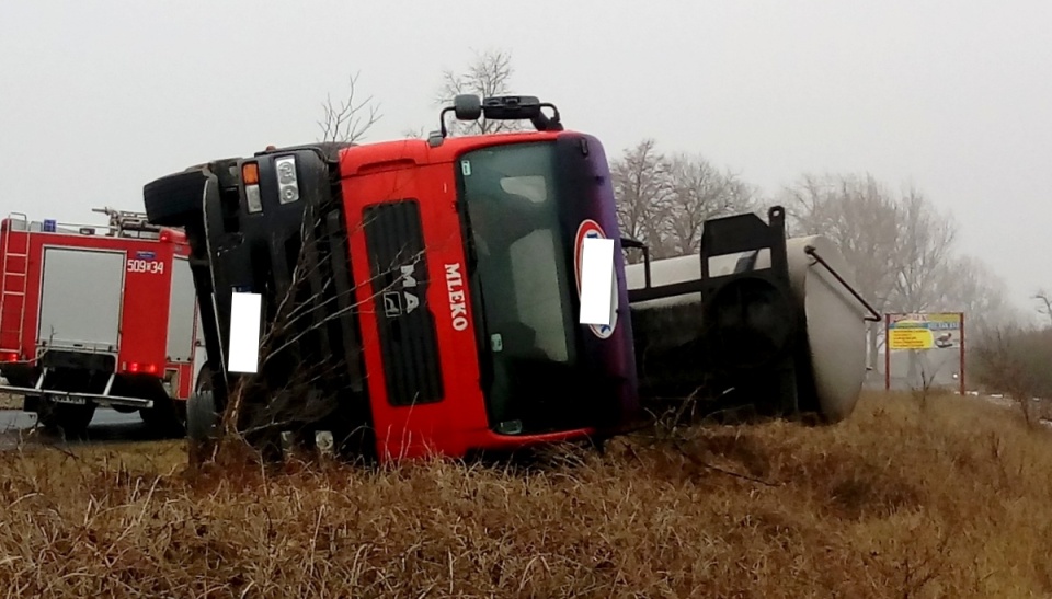 Prawdopodobną przyczyną zdarzenia była awaria zawieszenia w ciężarówce. Fot. KPP w Radziejowie