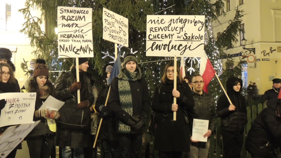 Pod pomnikiem Mikołaja Kopernika, łącznie z mieszkańcami zebrało się około 100 osób. Fot. Michał Zaręba