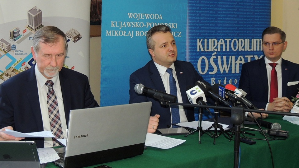 Konferencja prasowa kuratora oświaty oraz wojewody (w środku) w Inowrocławiu. Fot. Tatiana Adonis