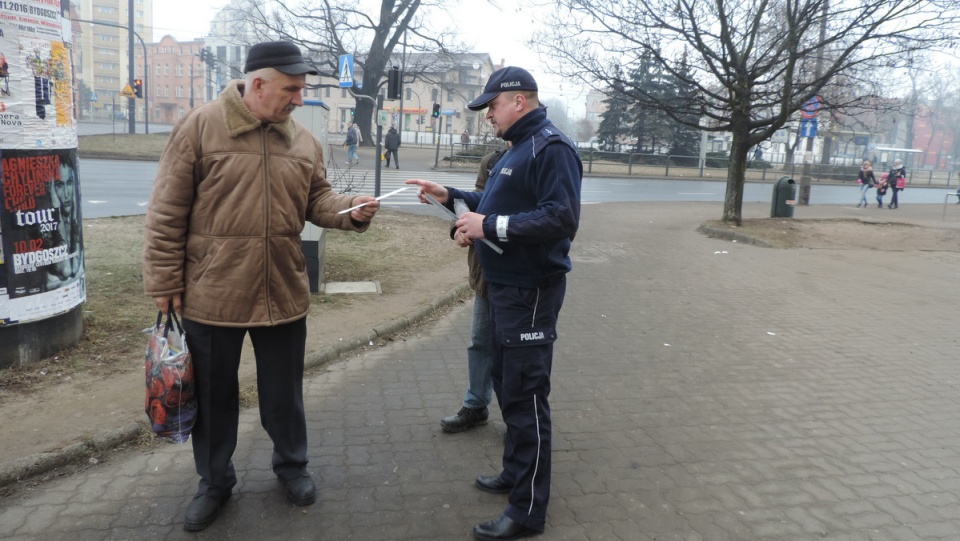Pieszym odblaski na pewno się przydadzą. Fot. Lech Przybyliński