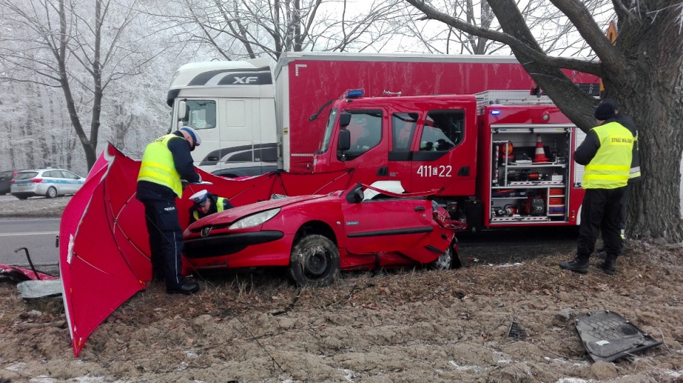 Brodniccy policjanci, pod nadzorem prokuratora, wyjaśniają okoliczności tragicznego wypadku w Małkach. Fot. KPP w Brodnicy