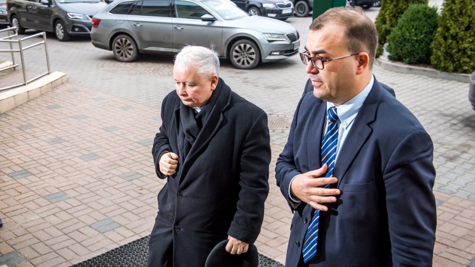 Prezes PiS Jarosław Kaczyński (L) i wiceprezes PZU Andrzej Jaworski (P) w drodze na konferencję "Odpowiedzialność przedsiębiorców za Polskę" w Wyższej Szkole Kultury Społecznej i Medialnej w Toruniu. Fot> PAP/Tytys Żmijewski