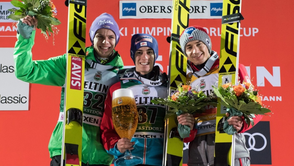 Kamil Stoch zajął 3. miejsce w sobotnim konkursie w Oberstdorfie i mógł cieszyć się z trzeciego podium w swojej karierze w zawodach PŚ w lotach. Fot. PAP/EPA/DANIEL KOPATSCH