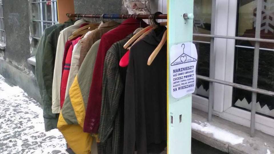 Wieszak z kurtkami i ciepłymi swetrami dla potrzebujących stanął przy ul. Jęczmiennej w Toruniu. Fot. Monika Kaczyńska