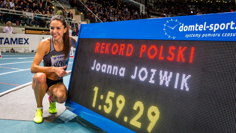 Joanna Jóźwik (na zdjęciu) cieszy się z ustanowienia nowego rekordu Polski w biegu na 800 m kobiet w hali. Fot. PAP/Tytus Żmijewski