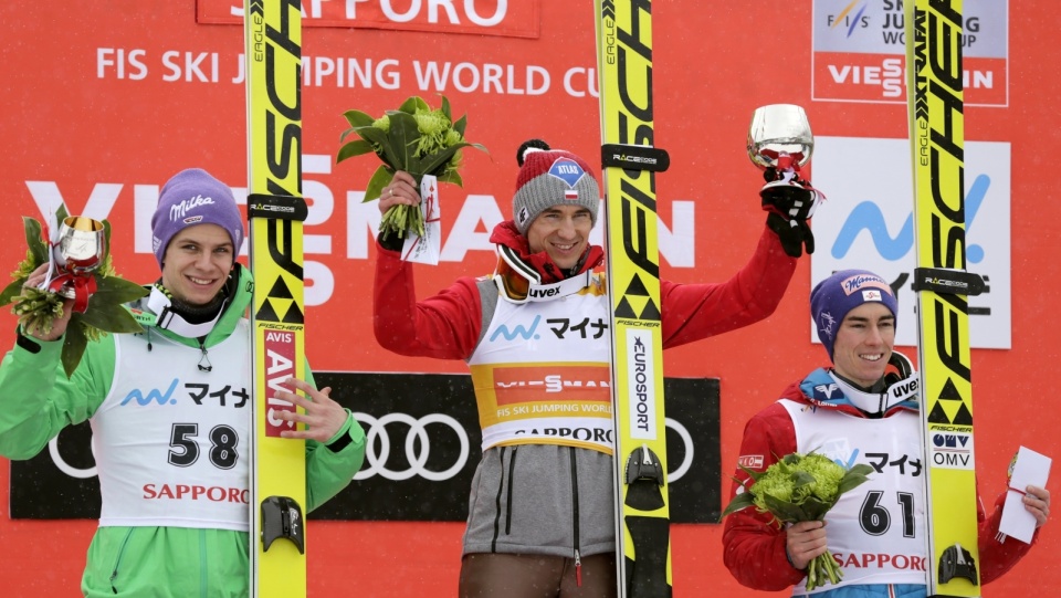 Podium niedzielnego konkursu w Sapporo, kolejno drugi Andreas Wellinger, pierwszy Kamil Stoch i trzeci Stefan Kraft. Fot. PAP/EPA/KIMIMASA MAYAMA