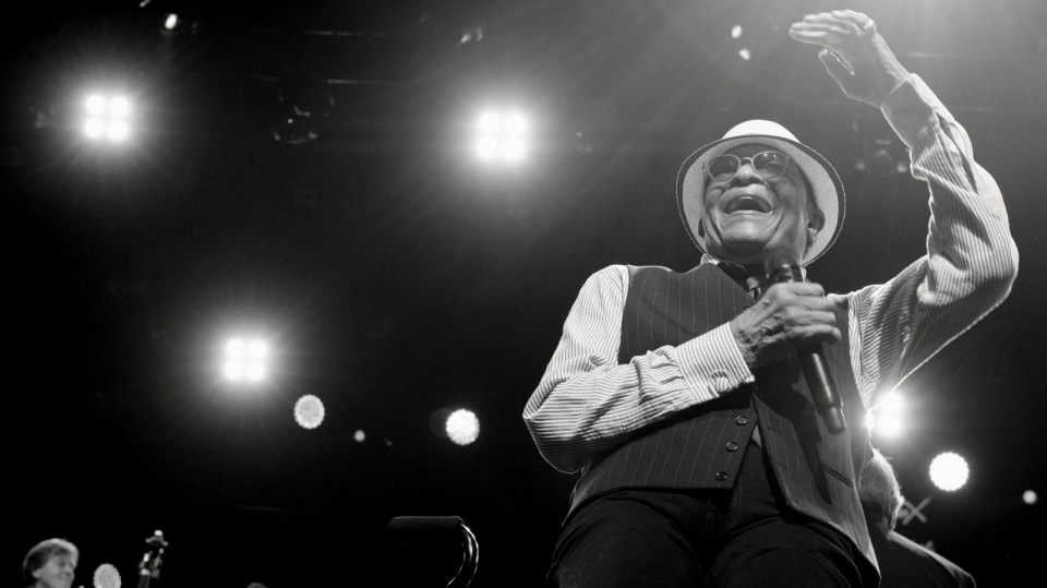 Na zdjęciu archiwalnym Al Jarreau podczas koncertu 50. Montreux Jazz Festival Fot. PAP/EPA/ANTHONY ANEX