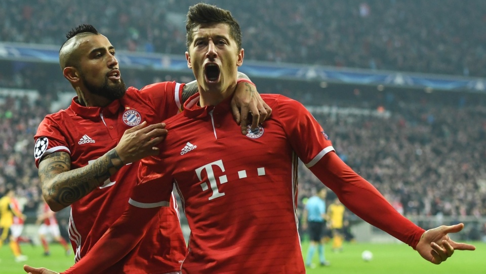 Robert Lewandowski (na zdjęciu z prawej) cieszy się z gola dla Bayernu w starciu z Arsenalem Londyn. Fot. PAP/EPA/LENNART PREISS