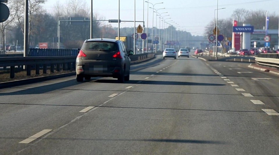 Głównym celem akcji było przypomnienie kierującym, że należy jeździć prawym pasem drogi. Fot. Policja