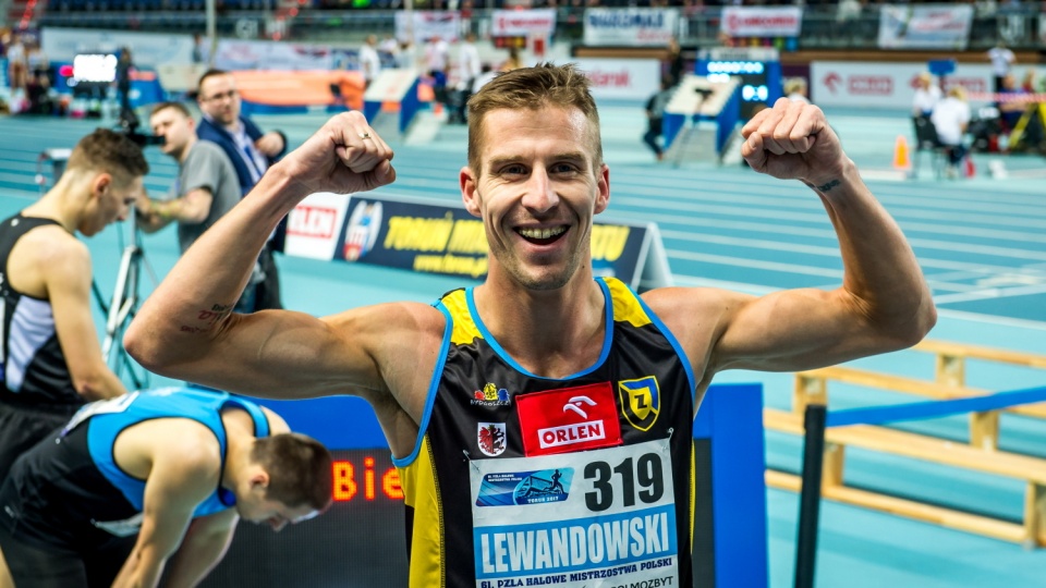 Marcin Lewandowski (na zdjęciu) z Zawiszy Bydgoszcz cieszy się z triumfu na 1500 metrów podczas lekkoatletycznych HMP w Toruniu. Fot. PAP/Tytus Żmijewski