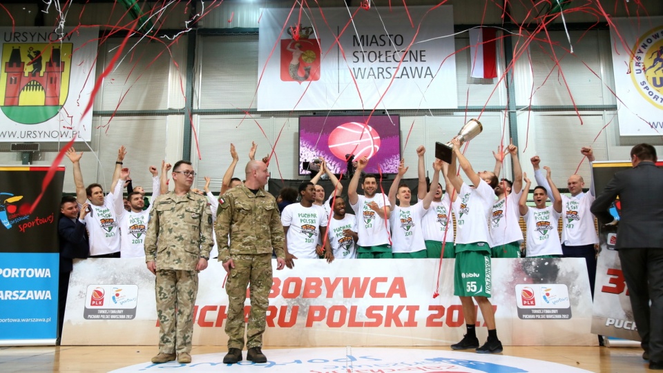 Koszykarze Stelmetu Zielona Góra cieszą się z wywalczenia pierwszego w bieżącym sezonie trofeum. Fot. PAP/Leszek Szymański