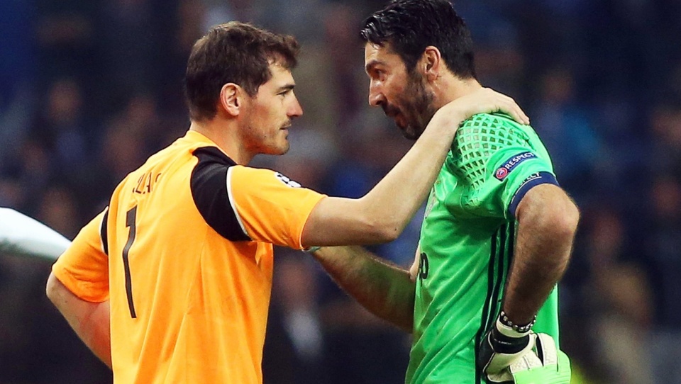 Iker Casillas (bramkarz FC Porto, z lewej) i Gianluigi Buffon (bramkarz Juventusu Turyn, z prawej) w przyjacielskiej rozmowie po środowym meczu Ligi Mistrzów. Fot. PAP/EPA/JOSE COELHO