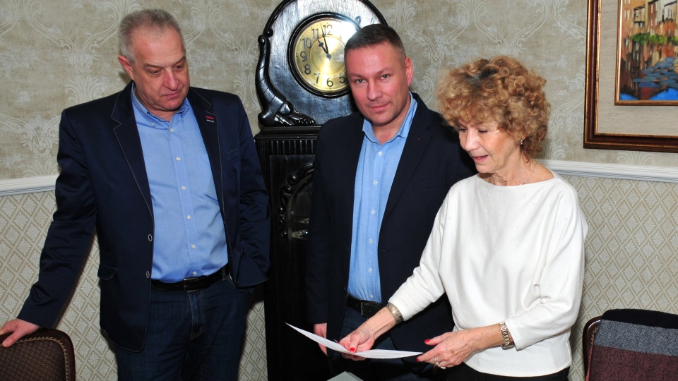 Na zdjęciu Zbigniew Fiałkowski (L), członek Rady Nadzorczej GKM Grudziądz, Andrzej Tuszkowski (C), prezes GKM Grudziadz oraz Jolanta Kuligowska-Roszak (P), prezes Polskiego Radia PiK. Fot. Tomasz Kaźmierski