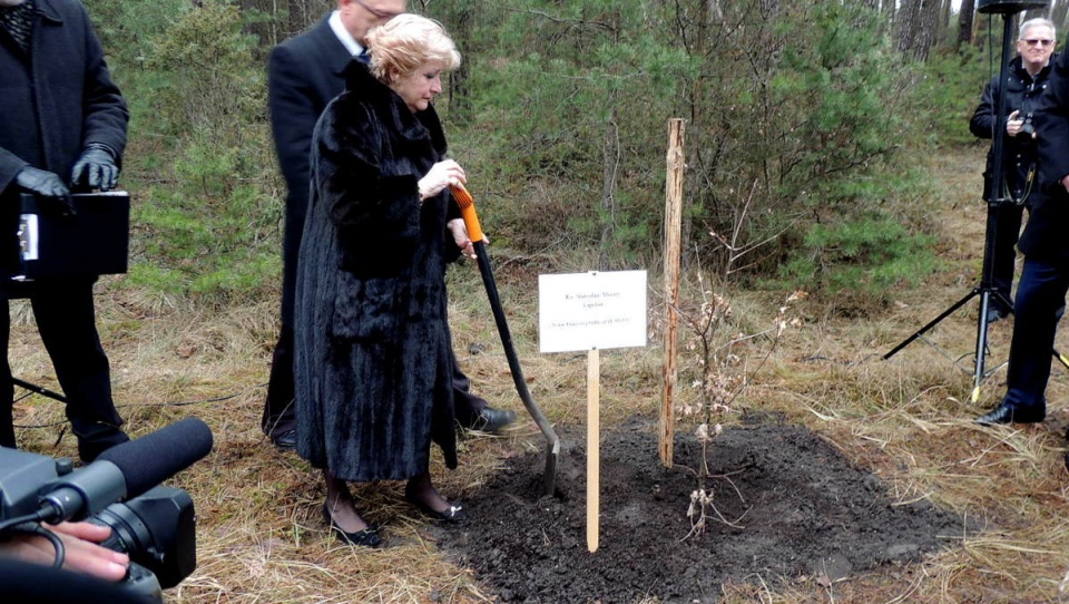 Posadzeniem "dębu pamięci" księdza Stanisława Mocnego w Trzcińcu, uczczono kapelana Armii Krajowej związanego z oddziałem "Zemsta". Fot. Damian Klich