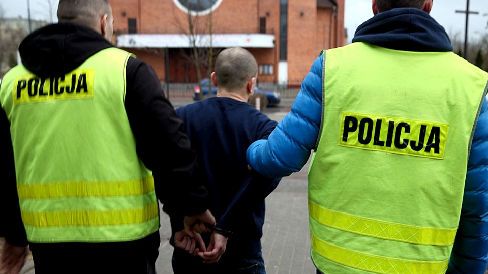 Policjanci z bydgoskiego Błonia zatrzymali sprawcę napadu na sklep. Fot. KWP w Bydgoszczy