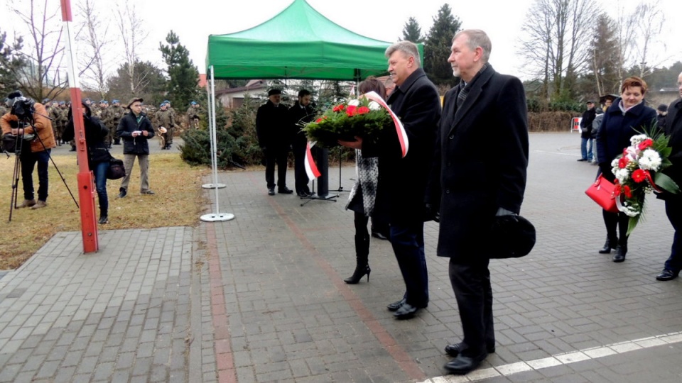 Pod pomnikiem Powstańców Antykomunistycznych w Białych Błotach. Fot. Damian Klich