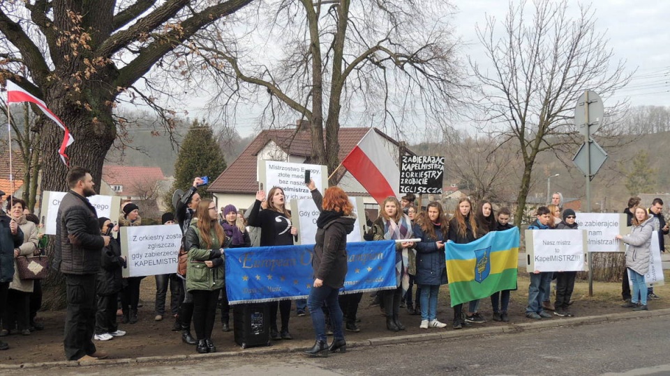 Młodzież i dorośli związani z orkiestrą dętą działającą przy Miejsko-Gminnym Ośrodku Kultury w Koronowie protestują przeciwko zwolnieniu dotychczasowego kapelmistrza. Fot. Tatiana Adonis