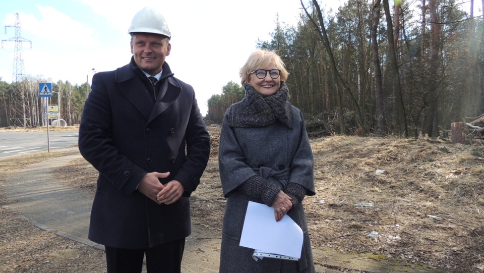 Poseł Iwona Michałek i wiceprzewodniczący Rady Miasta, Michał Jakubaszek na terenie przebudowy ul. Łódzkiej w Toruniu. Fot. Michał Zaręba