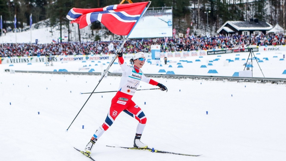 Na zdjęciu triumfująca zwycięstwo w czwartkowej sztafecie i swój trzeci złoty medal w Lahti Norweżka Marit Bjoergen. Fot. PAP/EPA/Pekka Sipola