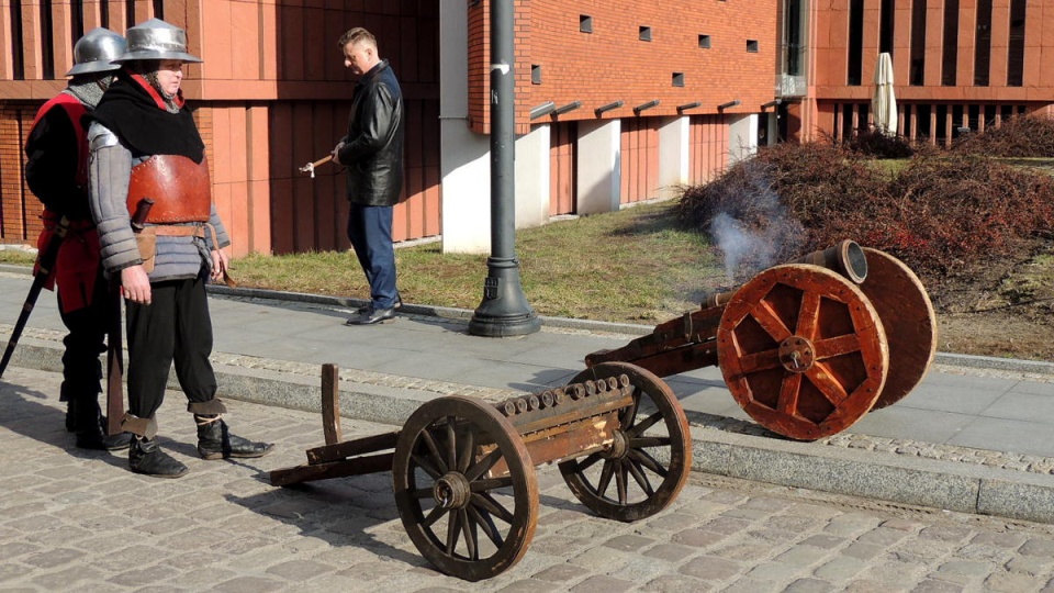 Huczną salwą rozpocząły się uroczystości imieninowe pod pomnikiem Kazimierza Wielkiego w Bydgoszczy. Fot. Damian Klich