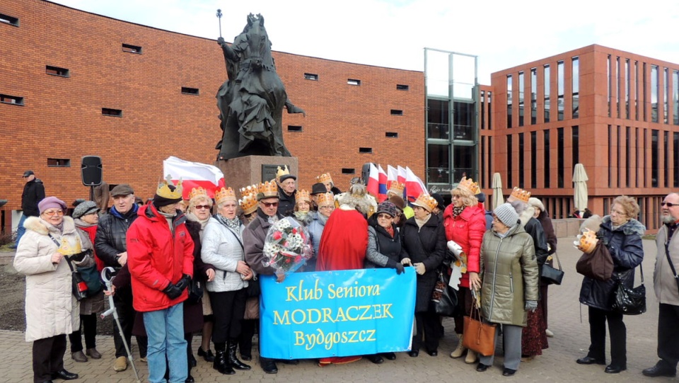 Pamiątkowe zdjęcie pod pomnikiem patrona miasta. Fot. Damian Klich