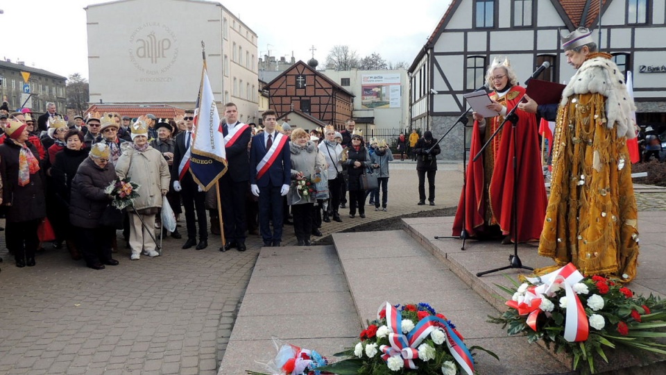 Pod pomnikiem Kazimierza Wielkiego w Bydgoszczy przypomniano postać patrona miasta. Fot. Damian Klich