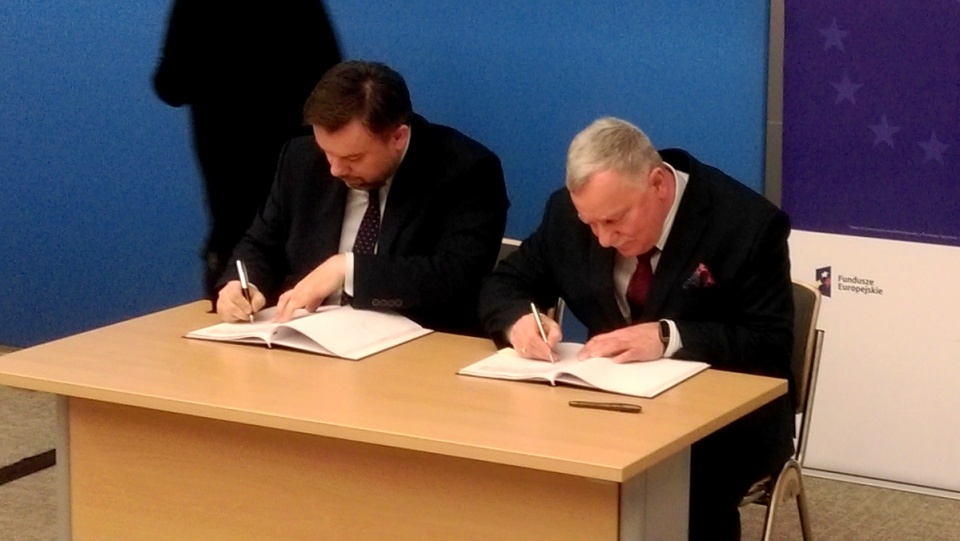 Przemysław Gorgol - dyrektor CUPT (L) i Zbigniew Fiderewicz - zastępca prezydenta Torunia (P) w trakcie podpisywania umowy. Fot. MZD w Toruniu