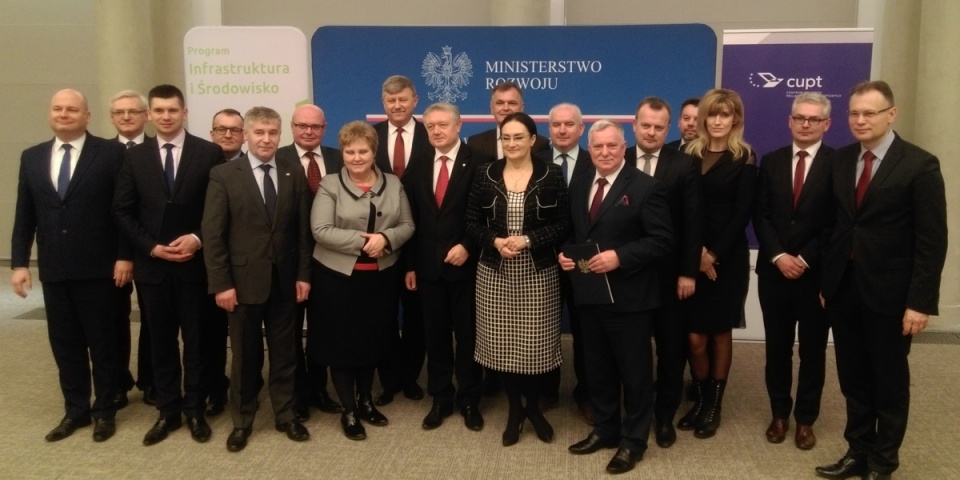 Z nieukrywaną radością wszyscy stanęli do pamiątkowej fotografii w Ministerstwie Rozwoju w Warszawie. Fot. MZD w Toruniu