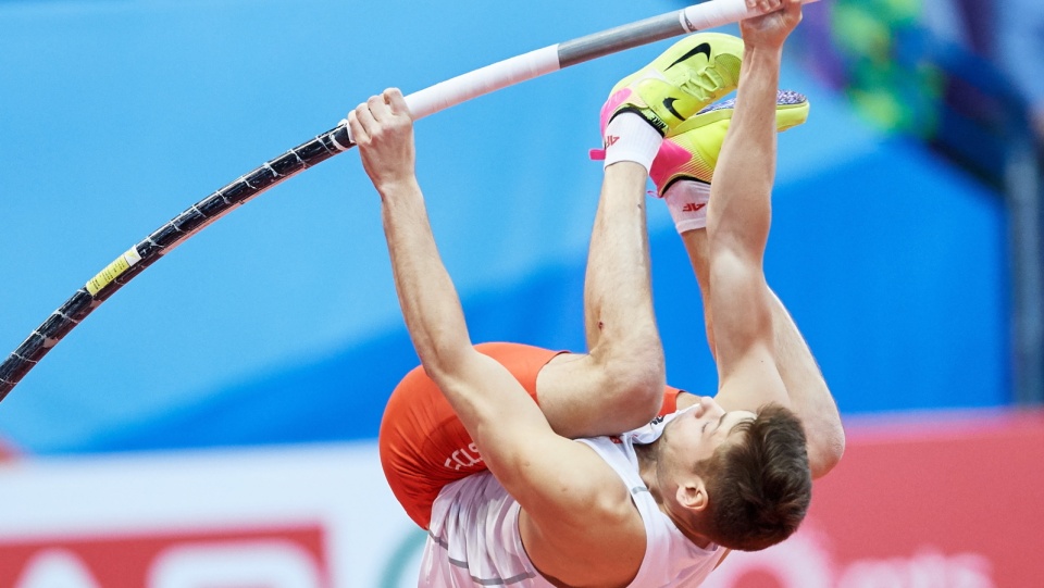 Na zdjęciu Paweł Wojciechowski podczas jednej ze swoich prób w piątkowym konkursie skoku o tyczce na lekkoatletycznych HME w Belgradzie. Fot. PAP/Adam Warżawa