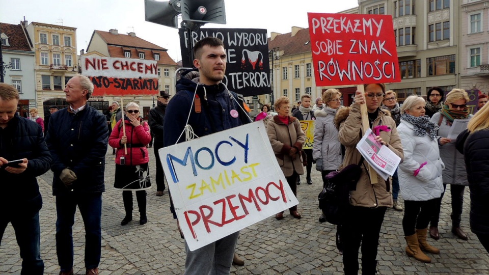 Manifestacja na Starym Rynku w Bydgoszczy zgromadziła zarówno kobiety jak i mężczyzn, którzy wspólnie wystąpili z ośmioma postulatami. Fot. Damian Klich