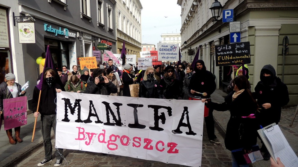 Po zaprezentowaniu postulatów uczestnicy manifestacji przemaszerowała wzdłuż ulic Batorego, Długiej i Przyrzecze, by ostatecznie wrócić na Stary Rynek. Fot. Damian Klich