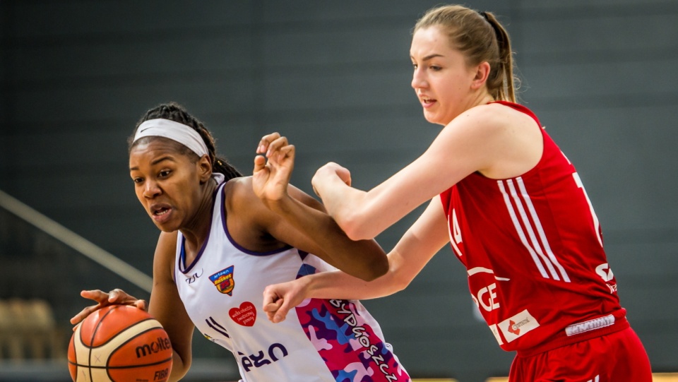 Denesha Stallworth (na zdjęciu z lewej) zdobył aż 23 punkty dla drużyny Artego Bydgoszcz w starciu z PGE MKK Siedlce. Fot. PAP/Tytus Żmijewski