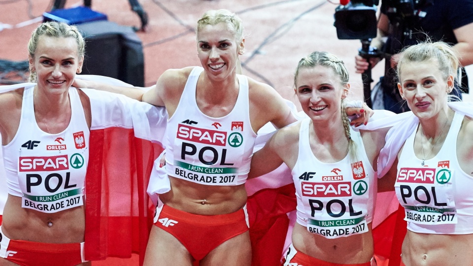 Na zdjęciu od lewej Justyna Święty, Iga Baumgart (BKS Bydgoszcz), Małgorzata Hołub i Patrycja Wyciszkiewicz - złota sztafeta 4x400 metrów na lekkoatletycznych HME w Belgradzie. Fot. PAP/Adam Warżawa