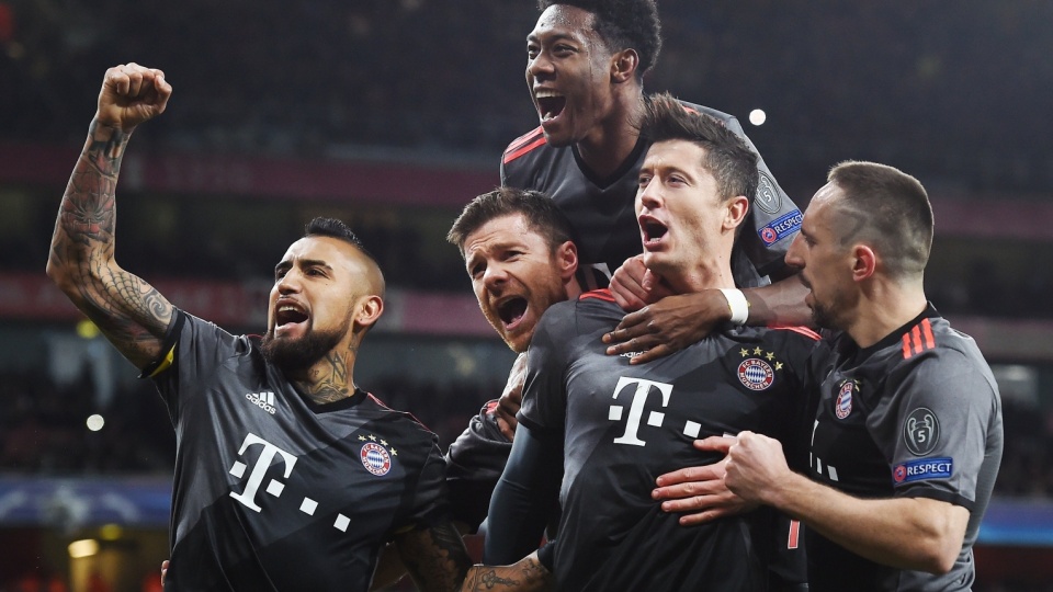 Na zdjęciu Robert Lewandowski wraz z kolegami z Bayernu Monachium cieszy się z bramki po rzucie karnym na Emirates Stadium w Londynie. Fot. PAP/EPA/Andy Rain