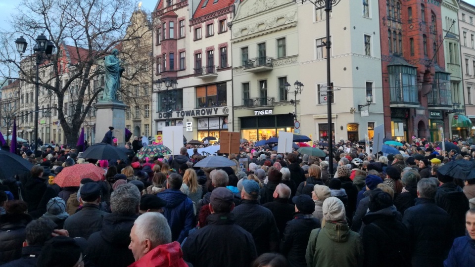 Pod pomnikiem Mikołaja Kopernika zebrało się około 300 osób. Fot. Wiktor Strumnik