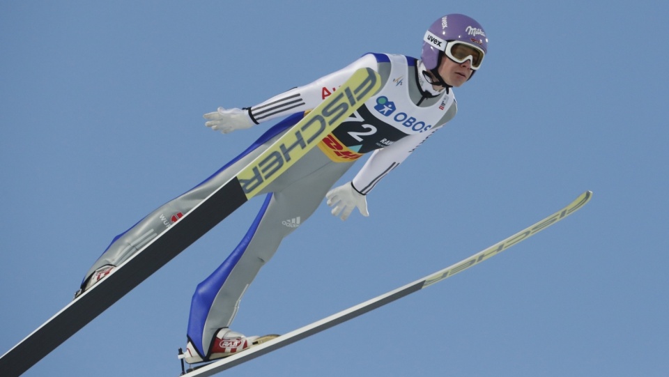Andreas Wellinger (na zdjęciu) został pierwszym, historycznym liderem nowego turnieju w skokach narciarskich - Raw Air. Fot. PAP/EPA/TERJE BENDIKSBY