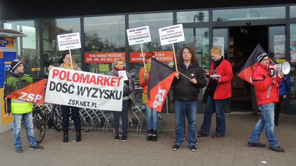 Protestujący byli pracownicy Polomarketu pojawili się w niedzielę przed sklepami sieci w Unisławiu, Osielsku i Bydgoszczy.