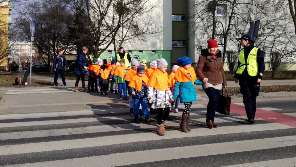 Policjanci uczyli najmłodszych, jak bezpiecznie przechodzić przez ulicę. Fot. Robin Jesse