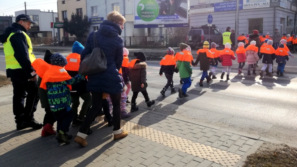 Policjanci uczyli najmłodszych, jak bezpiecznie przechodzić przez ulicę. Fot. Robin Jesse