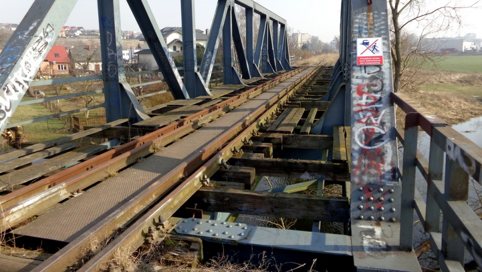 Mimo zagrożenia, mieszkańcy Przechowa wciąż korzystają z zamkniętego mostu kolejowego. Fot. Marcin Doliński