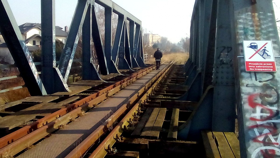 Mimo zagrożenia, mieszkańcy Przechowa wciąż korzystają z zamkniętego mostu kolejowego. Fot. Marcin Doliński