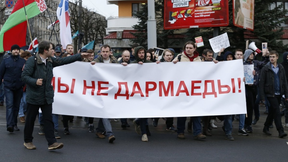 W mińskim proteście pod hasłem "Nie jesteśmy darmozjadami" wzięło udział nawet do 3000 osób. Fot. PAP/EPA/TATYANA ZENKOVICH